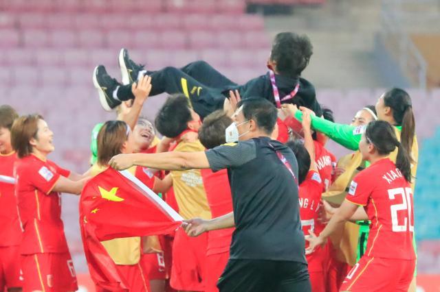 24小时免费足球直播足球免费-水庆霞半场调整收获奇效 俩大替补造3球+补时绝杀