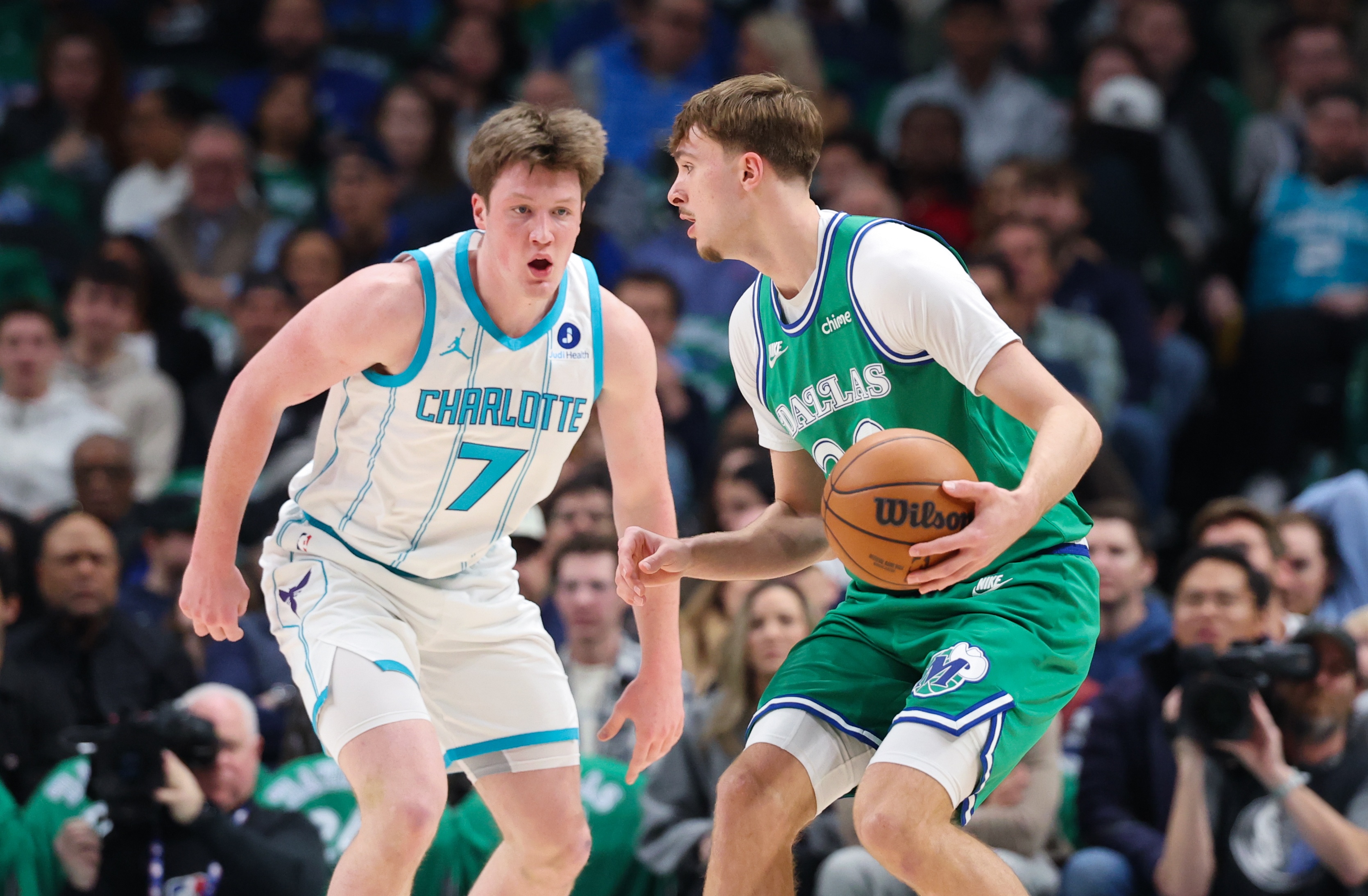 24小时免费足球直播足球免费-经典舍友之战令最佳新秀之争悬念丛生 从搭档变对手斩不断兄弟情