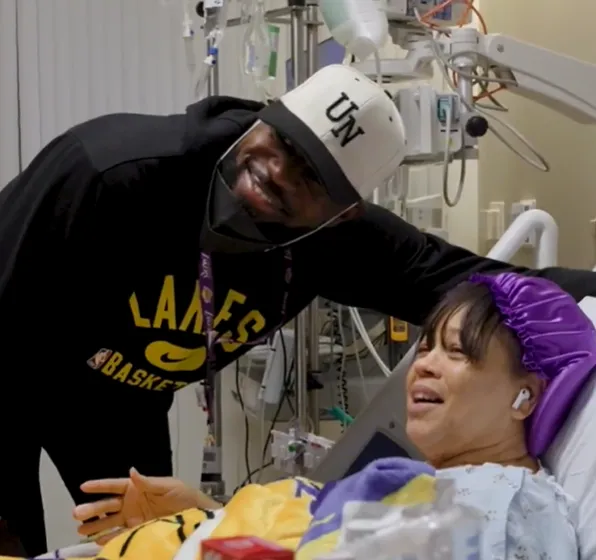 24小时免费足球直播足球免费-有爱！詹姆斯现身加州当地医院，亲切看望病人并赠予礼物